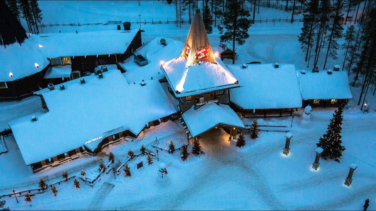 Village du Père Noël en Laponie vu du ciel: Rovaniemi Finlande les rennes du Papa Noël Santa Claus