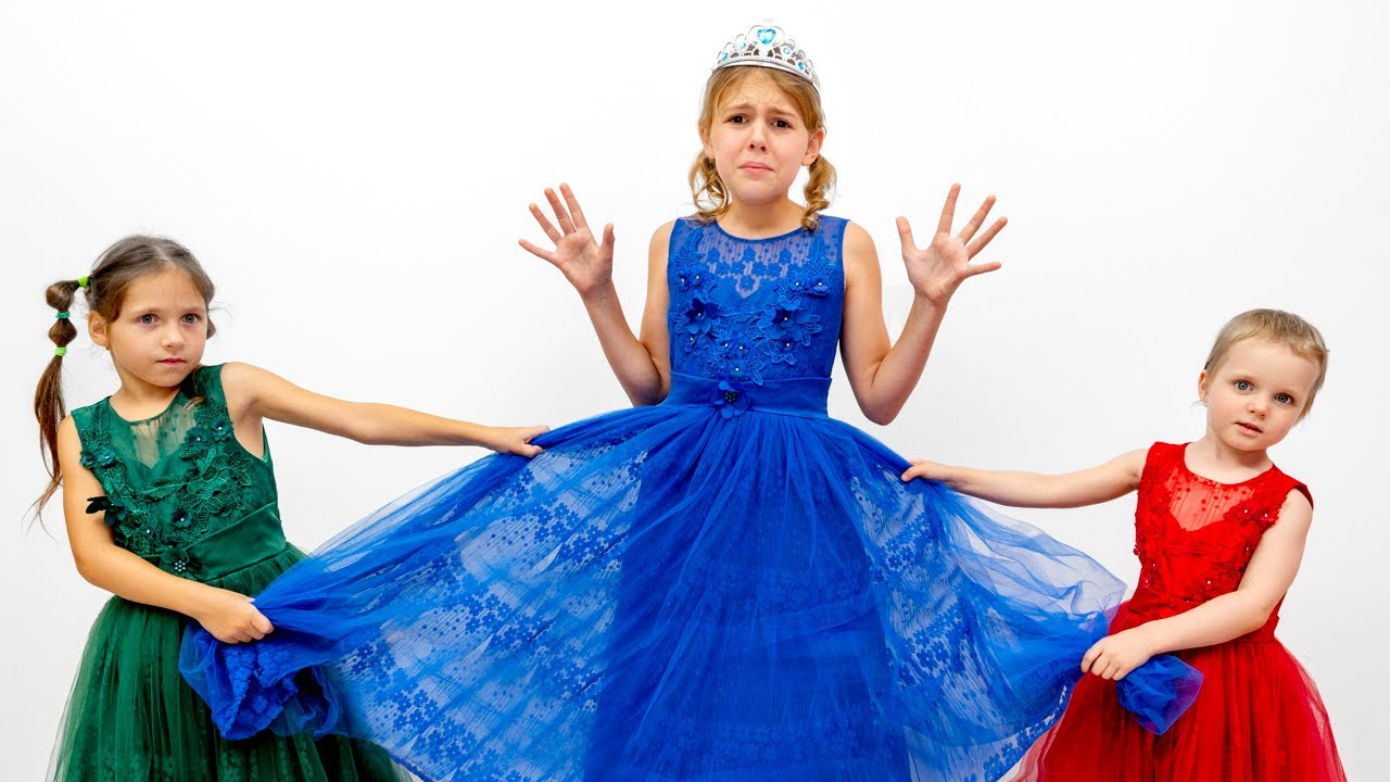 Cinq enfants apprennent à jouer ensemble