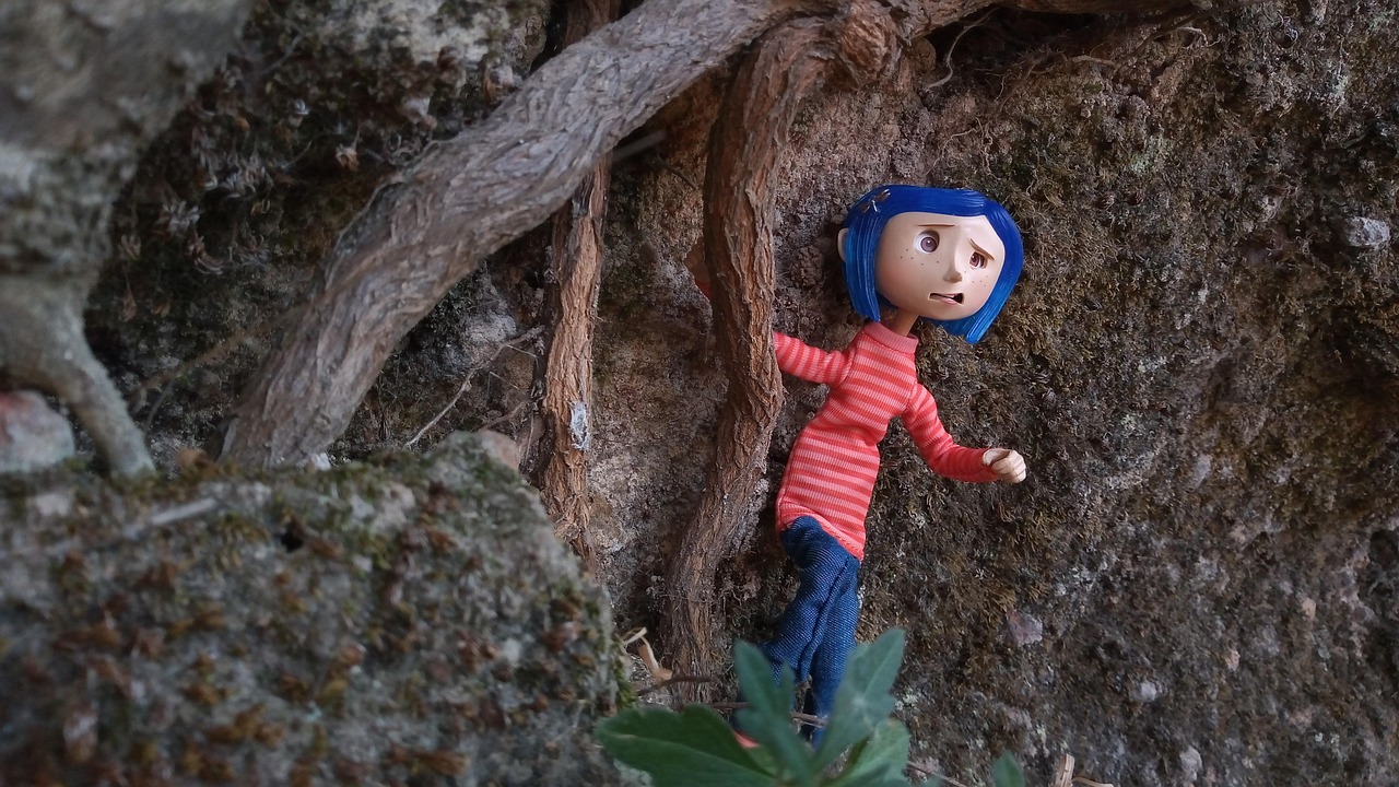 découvrez l'univers fascinant de 'coraline', un conte captivant qui mélange aventure et mystère. suivez coraline, une jeune fille intrépide, dans sa quête pour sauver ses parents et déjouer les plans d'une autre mère malveillante. une histoire envoûtante, pleine de rebondissements et d'enseignements sur le courage et l'importance de la famille.