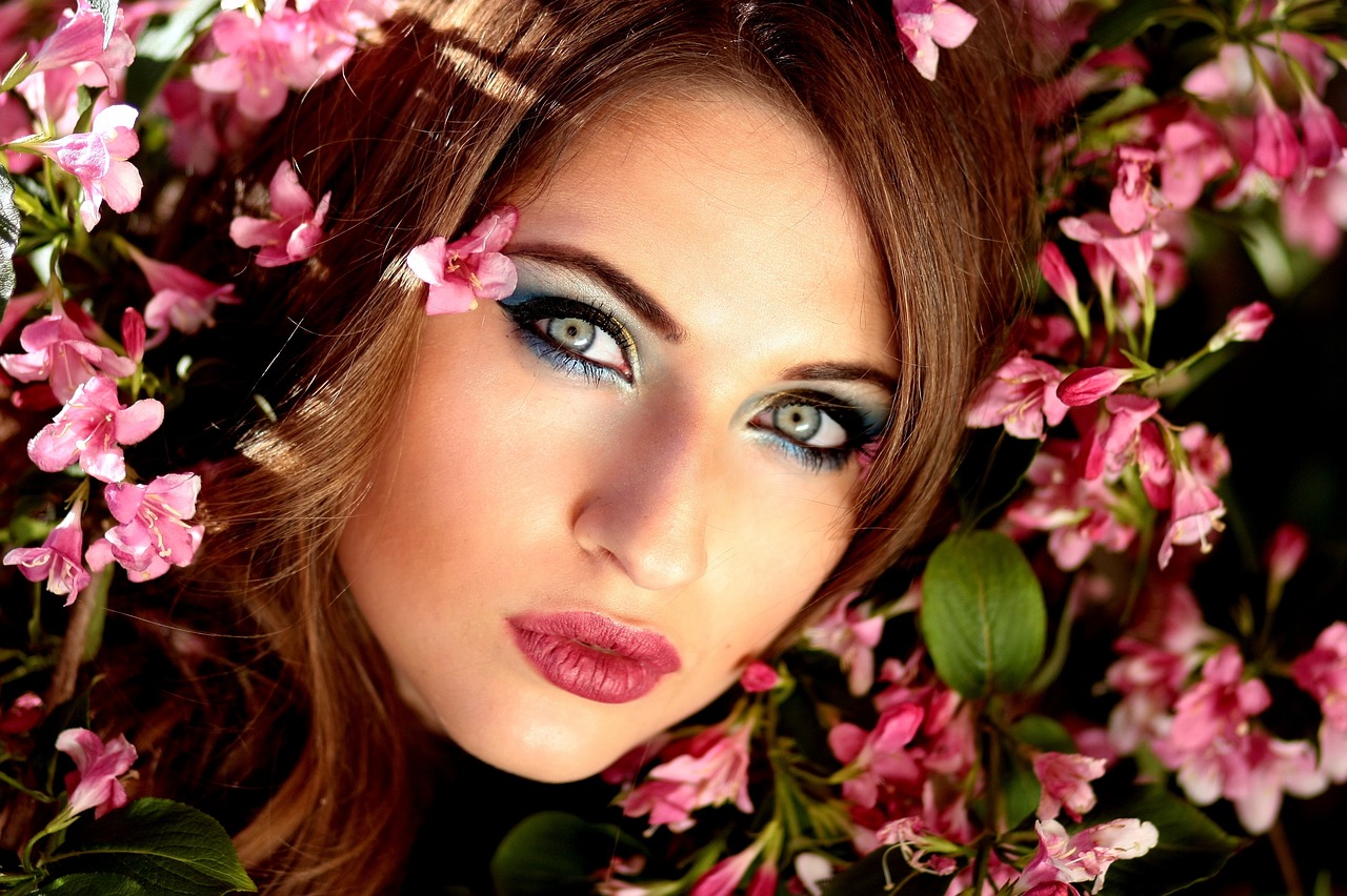 découvrez des idées de maquillage halloween époustouflantes pour transformer votre look en un rien de temps. que vous optiez pour un style terrifiant ou glamour, nos astuces et tutoriels vous guideront vers un maquillage parfait pour votre fête d'halloween.