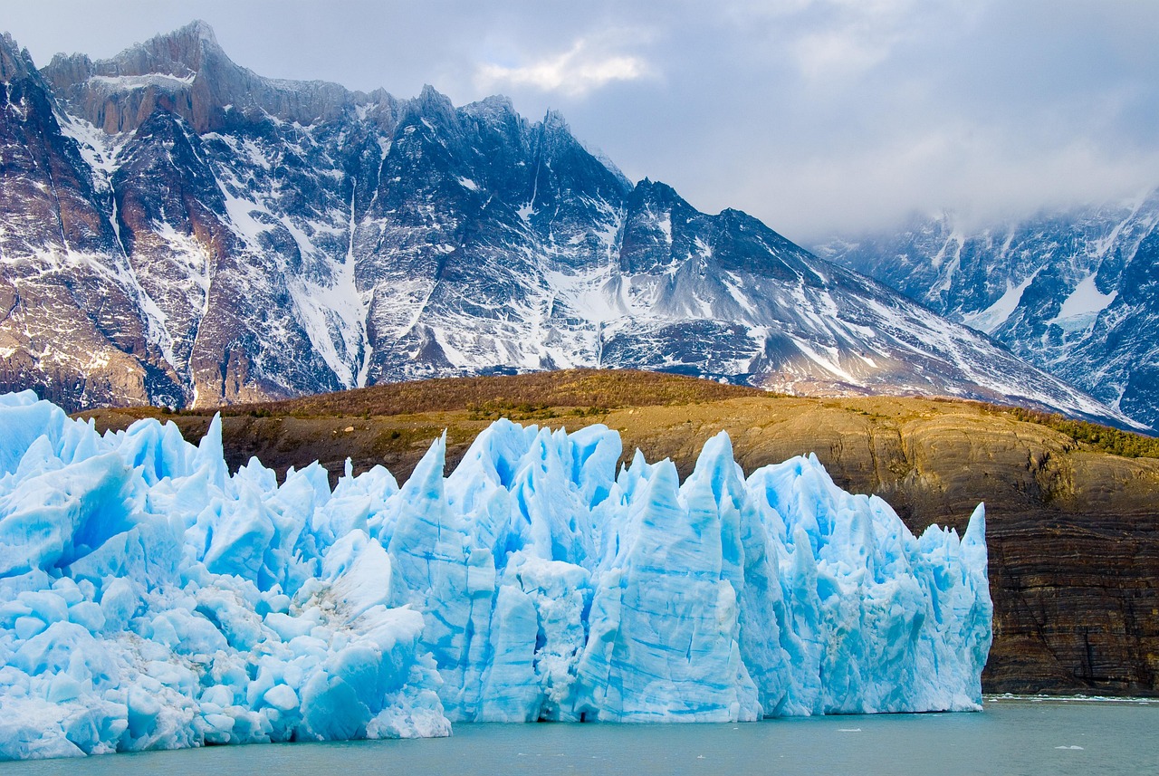 découvrez les fascinantes caractéristiques des icebergs, ces majestueux blocs de glace flottants. apprenez-en plus sur leur formation, leur impact sur l'environnement et leur rôle essentiel dans l'écosystème marin.