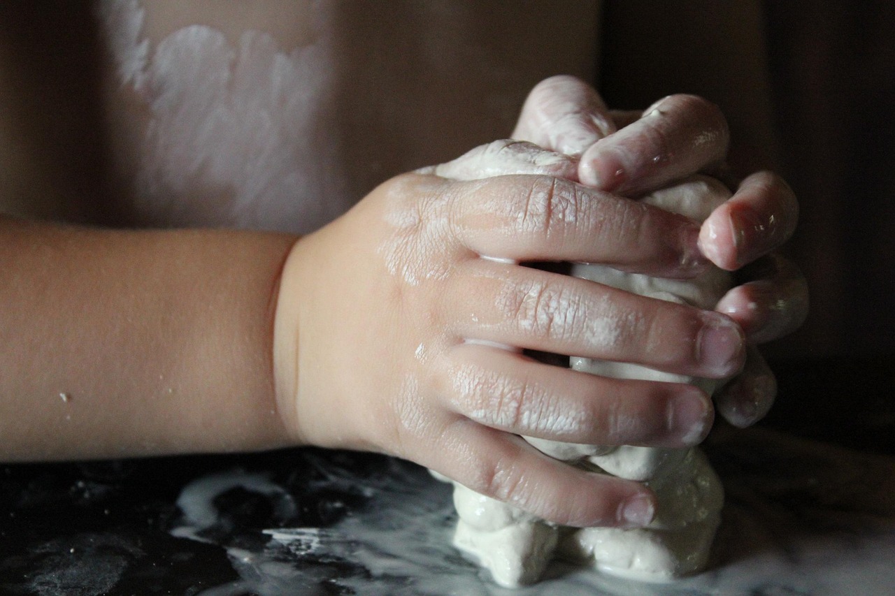 découvrez notre argile à modeler de haute qualité, parfaite pour les artistes, les enfants et les passionnés de loisirs créatifs. facile à manipuler et disponible en plusieurs couleurs, elle stimule la créativité et permet de réaliser des créations uniques. idéale pour des projets manuels, l'argile à modeler est un incontournable pour tous les amateurs d'art.
