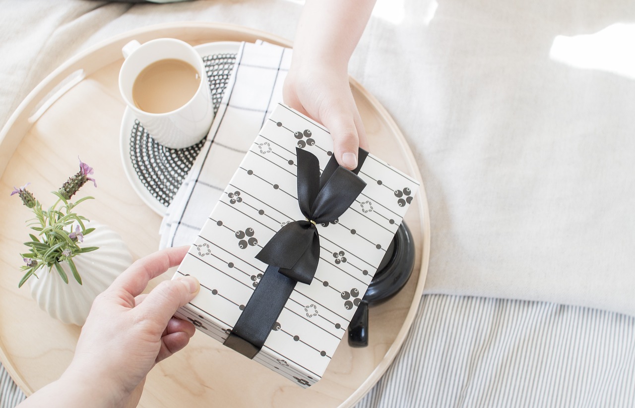découvrez des idées de cadeaux uniques pour la fête des mères qui raviront votre maman. offrez-lui des présents pensés avec amour, allant des bijoux personnalisés aux expériences inoubliables, pour lui témoigner toute votre affection.