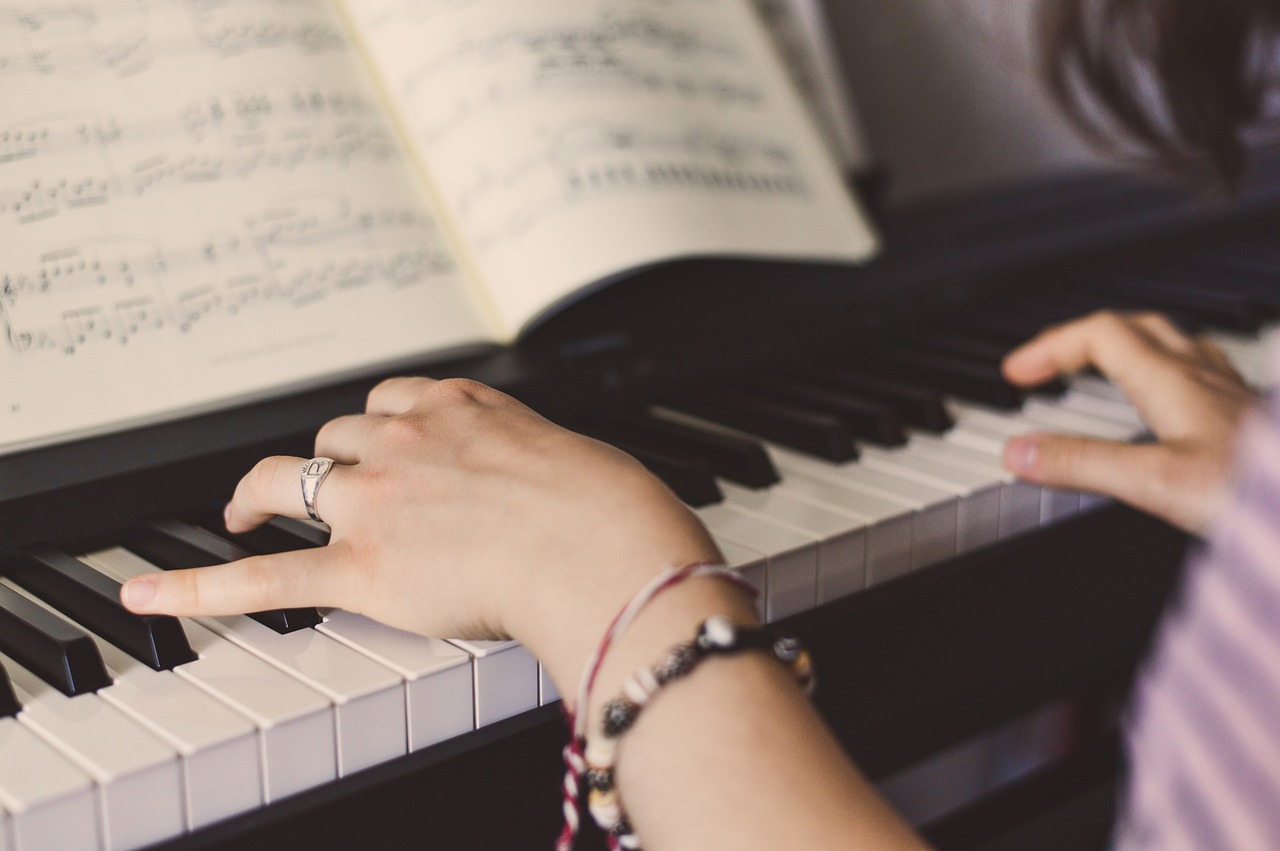 découvrez notre service d'impression de partitions musicales, offrant des impressions de haute qualité pour musiciens, professeurs et étudiants. préparez vos concerts et répétitions avec des feuilles de musique claires et professionnelles.