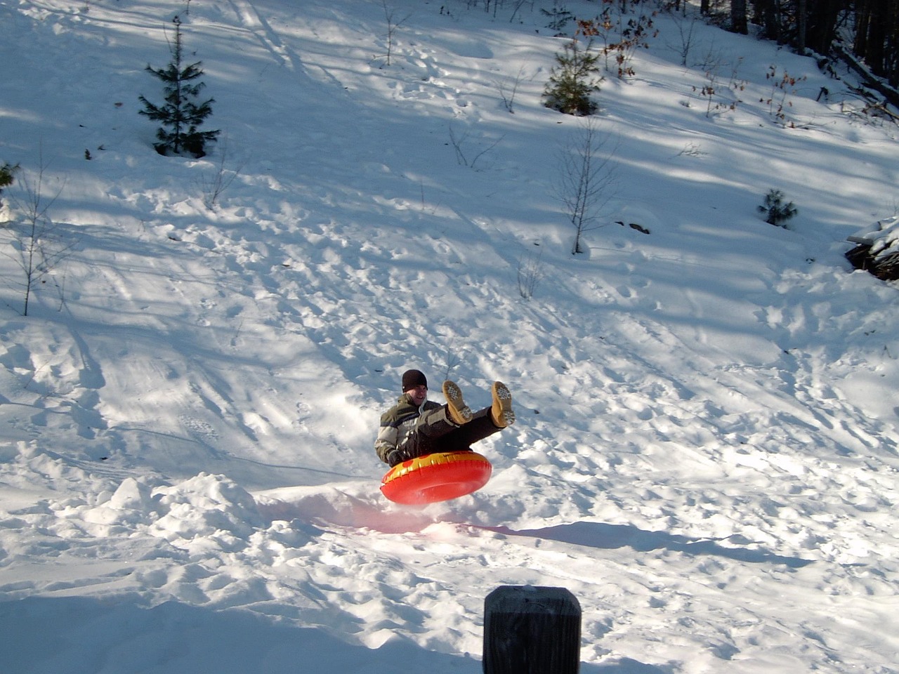 découvrez le plaisir de la luge ! profitez des descentes enneigées, des moments en famille et des sensations fortes en glissant sur la neige. que vous soyez débutant ou expert, la luge est une activité d'hiver incontournable pour s'amuser et passer du bon temps en plein air.