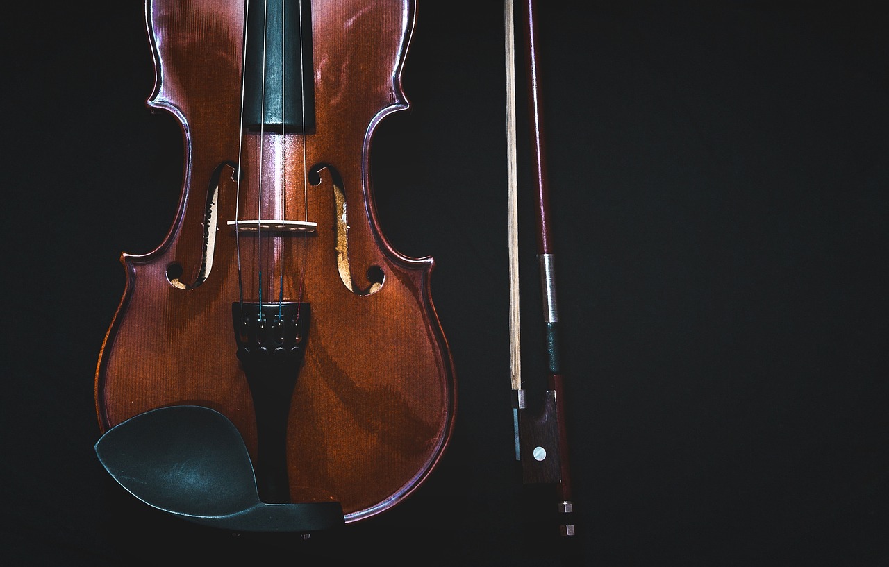 découvrez l'univers envoûtant du violon, cet instrument à cordes emblématique. apprenez ses techniques, explorez son répertoire varié et laissez-vous séduire par la magie de son son. que vous soyez débutant ou musicien confirmé, plongez dans l'art du violon et laissez votre passion s'exprimer.